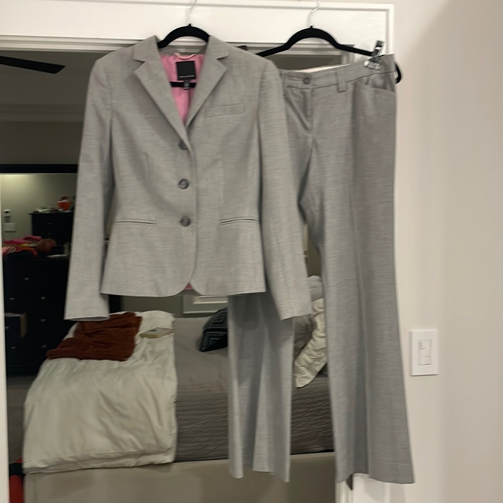 The Limited Drew Fit size 8 gray lined suit jacked with size 8 pants.